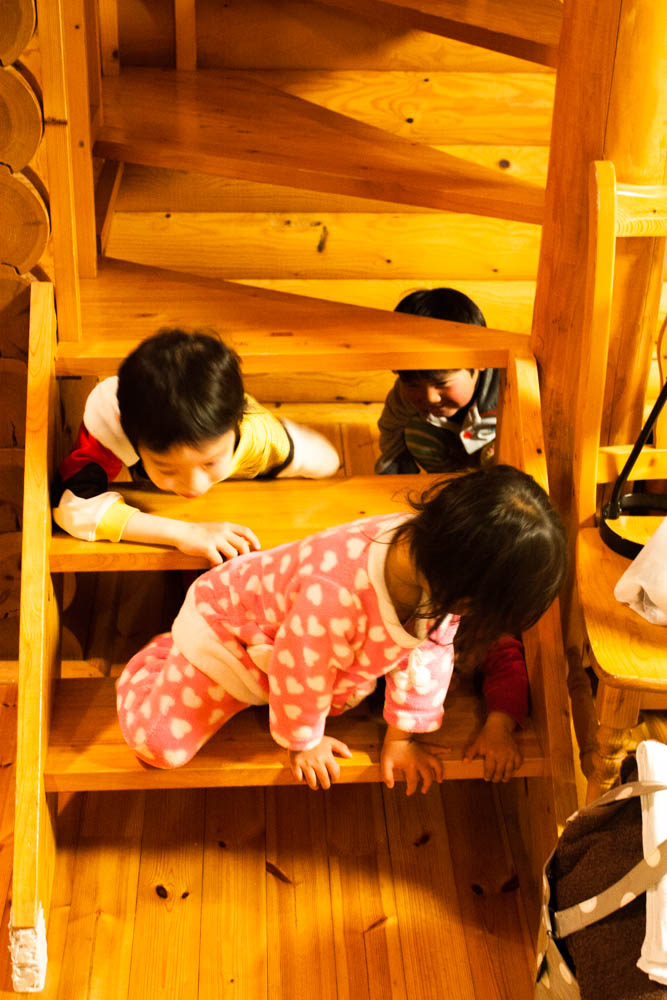 コテージの階段で遊ぶ健康児